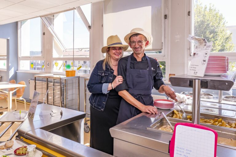 Émilie et le célèbre Pascal, tant apprécié des gamins, qui est au restaurant scolaire ce qu'est le 3 étoiles pour adultes ;-)